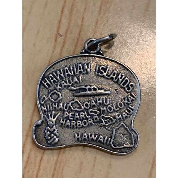.925 Hawaiian Islands Sterling Silver Jewelry Charm #state #lslands #travel - Picture 1 of 3